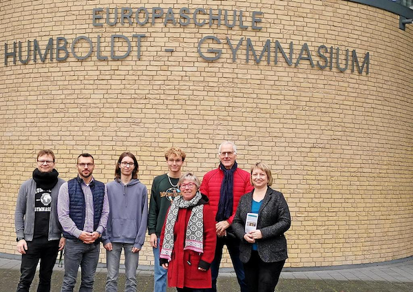 Daniel Ringkowski (von links) , Marcel Gleissenring, Linus Schwermer, Joel Fischer, Mechthild Bayer, Manfred Torkler und Brigitte Gorke arbeiten für das Humboldt-Gymnasium Gifhorn und den Verein Gifhorn hilft zu Gunsten der ukrainischen Partnerstadt Korssun zusammen. 23 spenden22