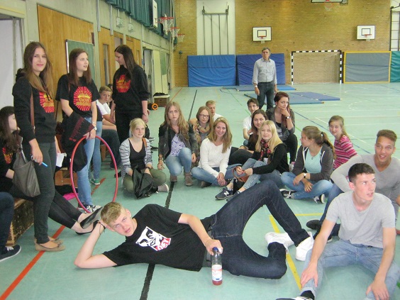 Schülerinnen und Schüler in der Halle am HG
